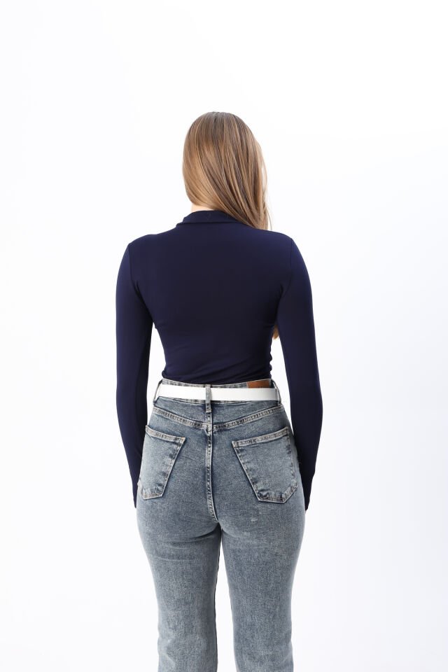 Kadın Beyaz Yarım Boğazlı Yarım Balıkçı Yaka Parmak Detaylı Penye Body Bluz Lacivert - L